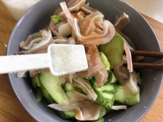 10、黄瓜拌猪耳朵,加糖