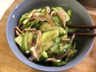 14、黄瓜拌猪耳朵,拌匀入味即可。