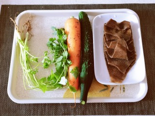 1、凉拌牛百叶,食材准备好