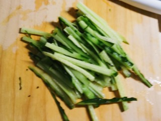 3、凉拌牛百叶,黄瓜切丝