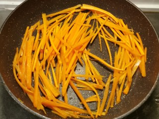 8、凉拌牛百叶,起油锅 油热后放入胡萝卜翻炒