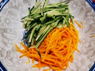 10、凉拌牛百叶,黄瓜丝放入拌菜盆里