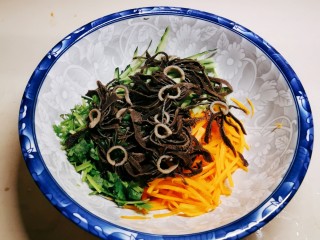 12、凉拌牛百叶,晾凉后放入拌菜盆里 同时将香菜放入盆中