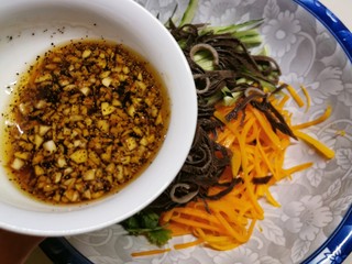 14、凉拌牛百叶,将料汁倒入拌菜盆