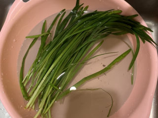 2、韭菜炒豆芽,韭菜洗干净，沥干水