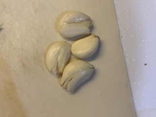 4、韭菜炒豆芽,蒜去皮，拍扁