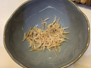 5、韭菜炒豆芽,虾皮准备好