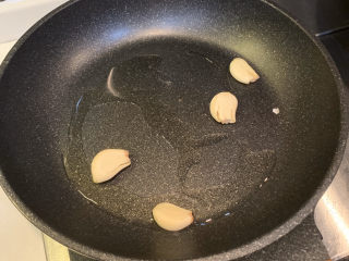 6、韭菜炒豆芽,冷锅热油，放入蒜