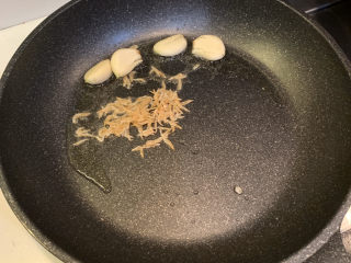 7、韭菜炒豆芽,再放入虾皮，一起翻炒出香味