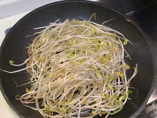 8、韭菜炒豆芽,再放入豆芽，翻炒几下