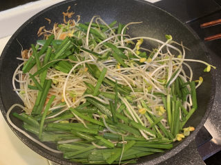 9、韭菜炒豆芽,放入韭菜段，炒软