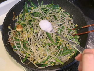 10、韭菜炒豆芽,放入1勺盐