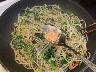 11、韭菜炒豆芽,再放入1勺鸡精