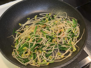 12、韭菜炒豆芽,炒均匀后出锅即可食用