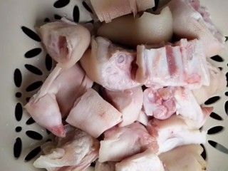 1、红烧猪蹄,准备猪蹄洗净剁成小块
