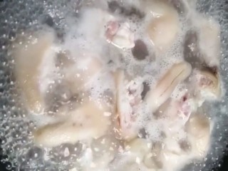 2、红烧猪蹄,凉水下锅加料酒煮出血沫