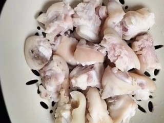 3、红烧猪蹄,捞出清洗干净控水