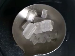 4、红烧猪蹄,锅内加一勺水,半勺冰糖