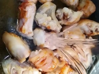 7、红烧猪蹄,加半斤的啤酒,适量的水没过猪蹄多一点