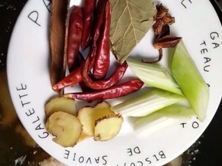 8、红烧猪蹄,加葱姜,八角,桂皮,香叶,干辣椒