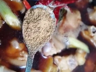 9、红烧猪蹄,再加生抽,老抽,盐,十三香开锅转小火盖盖炖至四十分钟