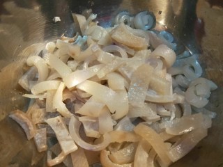 2、新文美食 凉拌猪皮冻,切成小条。