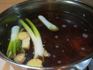 3、新文美食 凉拌猪皮冻,加入葱姜蒜,料酒,美味鲜酱油,老抽,八角,花椒。