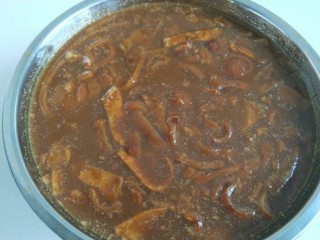 5、新文美食 凉拌猪皮冻,捡去八角,葱姜蒜,花椒,倒入盆中,放入冰箱保鲜两个小时。