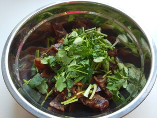 8、新文美食 凉拌猪皮冻,加入香葱。