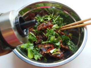 10、新文美食 凉拌猪皮冻,倒入适量醋。