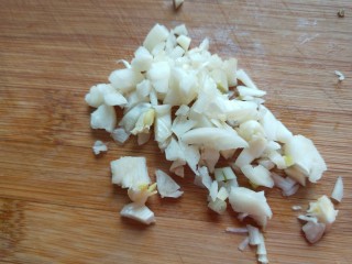 14、新文美食 凉拌猪皮冻,拍扁剁碎。