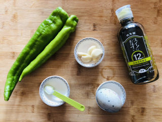 1、尖椒皮蛋,先把需要的食材提前准备好。