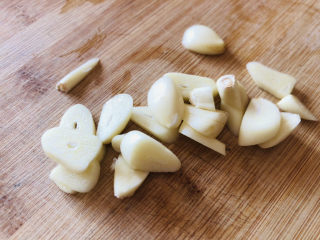 2、尖椒皮蛋,蒜瓣去皮切薄片。