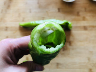 3、尖椒皮蛋,尖椒洗净去掉尾巴，然后用筷子去掉里面的辣椒籽。