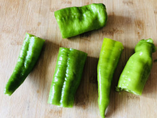 4、尖椒皮蛋,如果觉得尖椒太长可以用刀把尖椒切短一些。