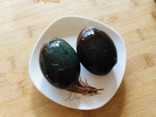 6、尖椒皮蛋,皮蛋去皮备用。