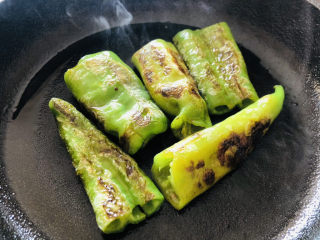 7、尖椒皮蛋,煎尖椒的时候用筷子多翻几次，避免表面煎糊。