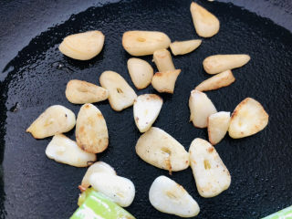 8、尖椒皮蛋,尖椒煎制表面成虎皮色后放入切好的蒜瓣煎出蒜香味。