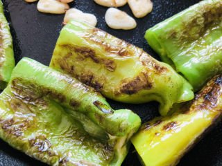 9、尖椒皮蛋,煎制尖椒变软表面成虎皮色即可关火。