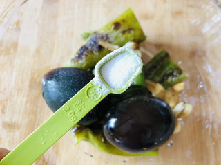 11、尖椒皮蛋,加2克食盐。