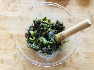 12、尖椒皮蛋,用捣蒜锤捣烂。