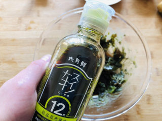 13、尖椒皮蛋,加一勺酱油调味。