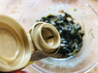 14、尖椒皮蛋,加几滴香油。