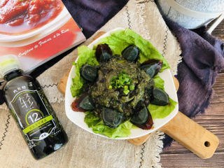 15、尖椒皮蛋,装盘即可食用。