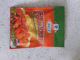 1、奥尔良鸡翅,准备一包奥尔良调料。