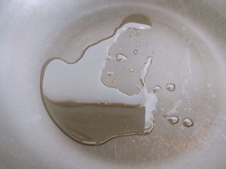 4、奥尔良鸡翅,锅内下油。