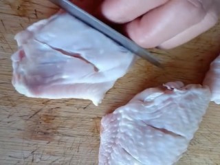 1、可乐鸡翅,鸡翅洗净两面改上花刀