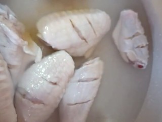 2、可乐鸡翅,凉水下锅加料酒煮开捞出控水