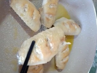 3、可乐鸡翅,锅烧油放入鸡翅煎至两面金黄