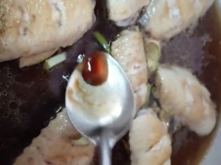 6、可乐鸡翅,加盐，鸡精，十三香，生抽，耗油调味